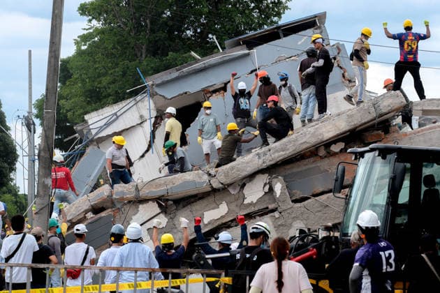 Coiombia Earthquake Aftermath People gather outside collapsed buildings in Cali, Colombia on August 12, 2026 to aid in several rescue labors after a 7,4 magnitude earthquake that struck the cities of Quibdo, Cali, Pereira and Manizales leaving more than 200 casualties past august 10. Cali Valle del Cauca Colombia Copyright: xMartinxStevenxAngelx