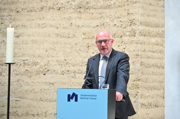 Zum 65. Jahrestag des Mauerbaus ist bei einer zentralen Gedenkfeier in der Bernauer Strasse in Berlin-Mitte an die Opfer der deutschen Teilung erinnert worden (Foto vom 13.08.2026, im Bild: Berlins Regierender Buergermeister Kai Wegner haelt eine Rede in der Kapelle der Versoehnung). Rund 120 Gaeste aus Politik, Kultur und Gesellschaft nahmen an der Gedenkveranstaltung teil. (Siehe epd-Meldung vom 13.08.2026) EDITORIAL USE ONLY *** On the 65th anniversary of the construction of the Berlin Wall, the victims of Germany’s division were commemorated at a central memorial ceremony on Bernauer Strasse in Berlin-Mitte. Photo from August 13, 2026, showing Berlin’s Governing Mayor Kai Wegner delivering a speech in the Chapel of Reconciliation. Aroun Copyright: epd-bildx xChristianxDitsch IMG_6752
