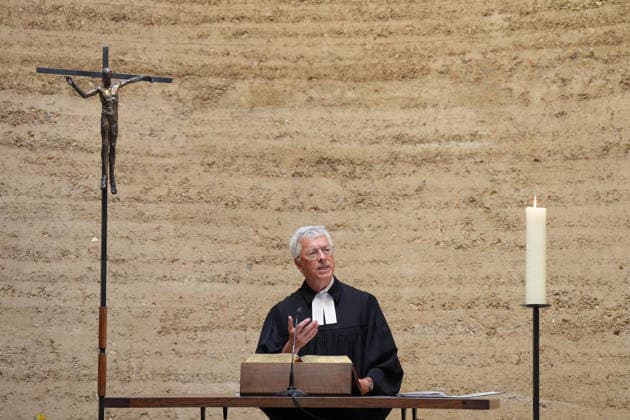 Gedenkveranstaltung 65. Jahrestag des Berliner Mauerbaus Pfarrer Thomas Jeutner bei Ihrer Rede und Ansprache im Gottesdienst im Rahmen der Gedenkveranstaltung zum 65. Jahrestag des Berliner Mauerbaus, Berlin, 13.08.2026 Berlin Berlin Deutschland *** Commemoration of the 65th Anniversary of the Construction of the Berlin Wall: Pastor Thomas Jeutner delivering her speech and address during the church service as part of the commemoration of the 65th anniversary of the construction of the Berlin Wall, Berlin, August 13, 2026, Berlin, Berlin, Germany
