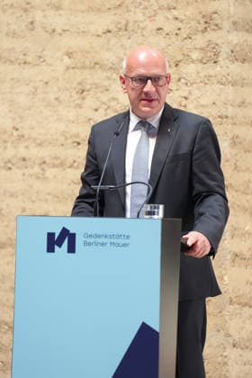 Gedenkveranstaltung 65. Jahrestag des Berliner Mauerbaus Kai Wegener (Regierender Buergermeister Berlin) im Portrait bei seiner Rede im Rahmen der Gedenkveranstaltung zum 65. Jahrestag des Berliner Mauerbaus, Berlin, 13.08.2026 Berlin Berlin Deutschland *** Commemoration Ceremony Marking the 65th Anniversary of the Construction of the Berlin Wall: A Portrait of Kai Wegener, Governing Mayor of Berlin, Delivering His Speech at the Commemoration Ceremony Marking the 65th Anniversary of the Construction of the Berlin Wall, Berlin, August 13, 2026, Berlin, Berlin, Germany