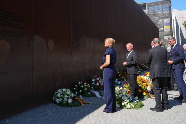 Gedenkveranstaltung 65. Jahrestag des Berliner Mauerbaus Bundestagspraesidentin Julia Kloeckner gemeinsam mit Kai Wegener und Prof. Dr. Axel Klausmeier bei der Kranzniederlegung im Rahmen der Gedenkveranstaltung zum 65. Jahrestag des Berliner Mauerbaus, Berlin, 13.08.2026 Berlin Berlin Deutschland *** Commemoration of the 65th Anniversary of the Construction of the Berlin Wall: Bundestag President Julia Kloeckner, together with Kai Wegener and Prof. Dr. Axel Klausmeier, at the wreath-laying ceremony as part of the commemoration of the 65th anniversary of the construction of the Berlin Wall, Berlin, August 13, 2026, Berlin, Germany