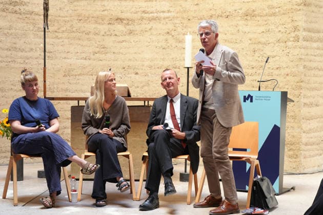 Gedenkveranstaltung 65. Jahrestag des Berliner Mauerbaus Zeitzeuge Joerg Hildebrandt mit seinen Kindern Antonia und Caecilia gemeinsam mit Prof. Dr. Axel Klausmeier bei einer Gespraechsrunde im Rahmen der Gedenkveranstaltung zum 65. Jahrestag des Berliner Mauerbaus, Berlin, 13.08.2026 Berlin Berlin Deutschland *** Commemoration of the 65th Anniversary of the Construction of the Berlin Wall: Eyewitness Joerg Hildebrandt with his children Antonia and Caecilia, together with Prof. Dr. Axel Klausmeier, during a panel discussion as part of the commemoration of the 65th anniversary of the construction of the Berlin Wall, Berlin, August 13, 2026, Berlin, Germany