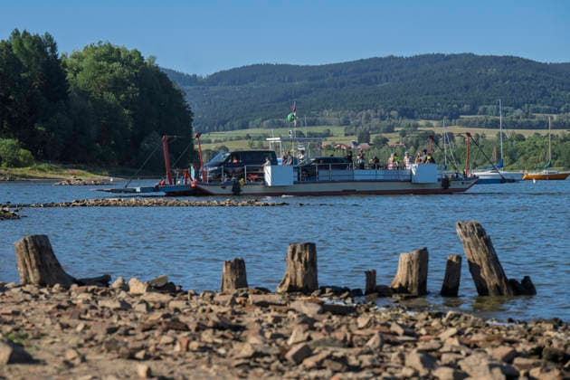 Low water level at the Lipno Reservoir, South Bohemian Region, August 13, 2026. The ferry across the Lipno Dam from Horni Plana to Blizsi Lhota has restricted operations due to low water levels. Trucks and tractors with trailers are not allowed on board. The ferry has also reduced its capacity for passenger cars. (CTKxPhoto VaclavxPancer) CTKPhotoP2026081302314  CTKPhotoP2026081302314