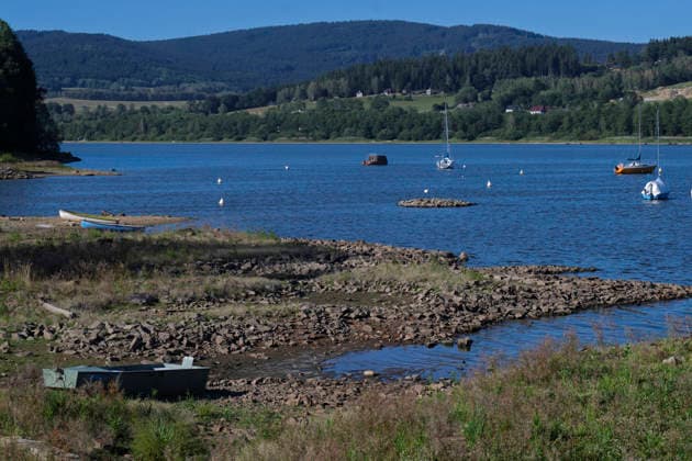 Low water level at the Lipno Reservoir, South Bohemian Region, August 13, 2026. The ferry across the Lipno Dam from Horni Plana to Blizsi Lhota has restricted operations due to low water levels. Trucks and tractors with trailers are not allowed on board. The ferry has also reduced its capacity for passenger cars. (CTKxPhoto VaclavxPancer) CTKPhotoP2026081302319  CTKPhotoP2026081302319