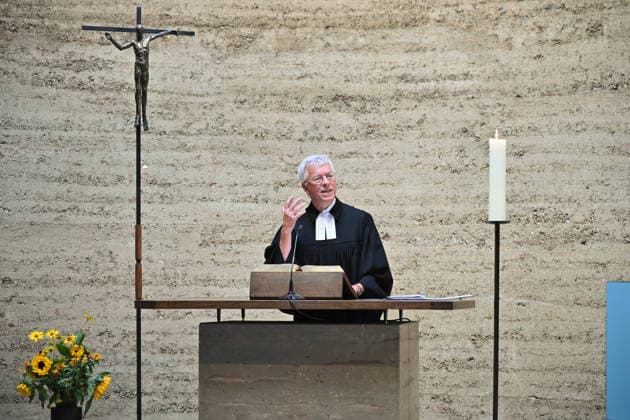 Zum 65. Jahrestag des Mauerbaus ist bei einer zentralen Gedenkfeier in der Bernauer Strasse in Berlin-Mitte an die Opfer der deutschen Teilung erinnert worden (Foto vom 13.08.2026, im Bild: Thomas Jeutner, Pfarrer der Ev. Versoehnungsgemeinde Berlin haelt eine Rede in der Kapelle der Versoehnung). In ihrer Rede in der Kapelle der Versoehnung wuerdigte Kloeckner die Mauertoten. So erinnerte sie etwa an Guenter Litfin, der als erstes Opfer des Schiessbefehls gilt. Die Mauer teilte nicht nur die Bernauer Strasse, nicht nur Berlin. Sie teilte Deutschland, Europa. Und sie teilte die Welt , sagte die Bundestagspraesidentin. (Siehe epd-Meldung vom 13.08.2026) EDITORIAL USE ONLY *** On the 65th anniversary of the construction of the Berlin Wall, t Copyright: epd-bildx xChristianxDitsch IMG_6750