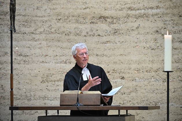 Zum 65. Jahrestag des Mauerbaus ist bei einer zentralen Gedenkfeier in der Bernauer Strasse in Berlin-Mitte an die Opfer der deutschen Teilung erinnert worden (Foto vom 13.08.2026, im Bild: Thomas Jeutner, Pfarrer der Ev. Versoehnungsgemeinde Berlin haelt eine Rede in der Kapelle der Versoehnung). In ihrer Rede in der Kapelle der Versoehnung wuerdigte Kloeckner die Mauertoten. So erinnerte sie etwa an Guenter Litfin, der als erstes Opfer des Schiessbefehls gilt. Die Mauer teilte nicht nur die Bernauer Strasse, nicht nur Berlin. Sie teilte Deutschland, Europa. Und sie teilte die Welt , sagte die Bundestagspraesidentin. (Siehe epd-Meldung vom 13.08.2026) EDITORIAL USE ONLY *** On the 65th anniversary of the construction of the Berlin Wall, t Copyright: epd-bildx xChristianxDitsch IMG_6747