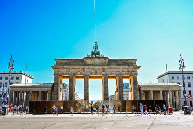 Geschichte Deutsche Teilung Grenze Mauerbau Gedenken Tourismus Reisen 13.08.2026 Berlin Brandenburger Tor 65 Jahre Mauerbau Temporärer Erinnerungsort mit Installationen von Ausstellungen Eine 30 Meter lange Installation , wo einst die Mauer verlief , macht die räumliche Präsenz der ehemaligen Grenze sichtbar und erfahrbar. Künstler Hubertus Hamm Berlin Brandenburger Tor GER *** History: German Division, Border, Construction of the Wall, Commemoration, Tourism, Travel, August 13, 2026, Berlin, Brandenburg Gate, 65th Anniversary of the Construction of the Wall, Temporary Memorial Site with Installations and Exhibitions: A 30-meter-long installation, located where the Wall once stood, makes the physical presence of the former border v