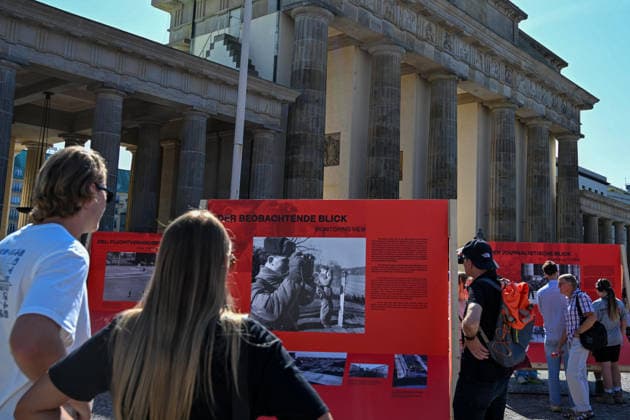 Geschichte Deutsche Teilung Grenze Mauerbau Gedenken Tourismus Reisen 13.08.2026 Berlin Brandenburger Tor 65 Jahre Mauerbau Temporärer Erinnerungsort mit Installationen von Ausstellungen Eine 30 Meter lange Installation , wo einst die Mauer verlief , macht die räumliche Präsenz der ehemaligen Grenze sichtbar und erfahrbar. Künstler Hubertus Hamm Berlin Brandenburger Tor GER *** History: German Division, Border, Construction of the Wall, Commemoration, Tourism, Travel, August 13, 2026, Berlin, Brandenburg Gate, 65th Anniversary of the Construction of the Wall, Temporary Memorial Site with Installations and Exhibitions: A 30-meter-long installation, located where the Wall once stood, makes the physical presence of the former border v