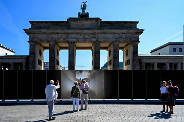 Geschichte Deutsche Teilung Grenze Mauerbau Gedenken Tourismus Reisen 13.08.2026 Berlin Brandenburger Tor 65 Jahre Mauerbau Temporärer Erinnerungsort mit Installationen von Ausstellungen Eine 30 Meter lange Installation , wo einst die Mauer verlief , macht die räumliche Präsenz der ehemaligen Grenze sichtbar und erfahrbar. Künstler Hubertus Hamm Berlin Brandenburger Tor GER *** History: German Division, Border, Construction of the Wall, Commemoration, Tourism, Travel, August 13, 2026, Berlin, Brandenburg Gate, 65th Anniversary of the Construction of the Wall, Temporary Memorial Site with Installations and Exhibitions: A 30-meter-long installation, located where the Wall once stood, makes the physical presence of the former border v