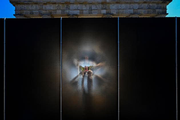 Geschichte Deutsche Teilung Grenze Mauerbau Gedenken Tourismus Reisen 13.08.2026 Berlin Brandenburger Tor 65 Jahre Mauerbau Temporärer Erinnerungsort mit Installationen von Ausstellungen Eine 30 Meter lange Installation , wo einst die Mauer verlief , macht die räumliche Präsenz der ehemaligen Grenze sichtbar und erfahrbar. Künstler Hubertus Hamm Berlin Brandenburger Tor GER *** History: German Division, Border, Construction of the Wall, Commemoration, Tourism, Travel, August 13, 2026, Berlin, Brandenburg Gate, 65th Anniversary of the Construction of the Wall, Temporary Memorial Site with Installations and Exhibitions: A 30-meter-long installation, located where the Wall once stood, makes the physical presence of the former border v