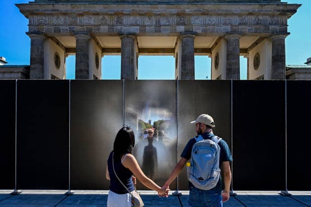 Geschichte Deutsche Teilung Grenze Mauerbau Gedenken Tourismus Reisen 13.08.2026 Berlin Brandenburger Tor 65 Jahre Mauerbau Temporärer Erinnerungsort mit Installationen von Ausstellungen Eine 30 Meter lange Installation , wo einst die Mauer verlief , macht die räumliche Präsenz der ehemaligen Grenze sichtbar und erfahrbar. Künstler Hubertus Hamm Berlin Brandenburger Tor GER *** History: German Division, Border, Construction of the Wall, Commemoration, Tourism, Travel, August 13, 2026, Berlin, Brandenburg Gate, 65th Anniversary of the Construction of the Wall, Temporary Memorial Site with Installations and Exhibitions: A 30-meter-long installation, located where the Wall once stood, makes the physical presence of the former border v