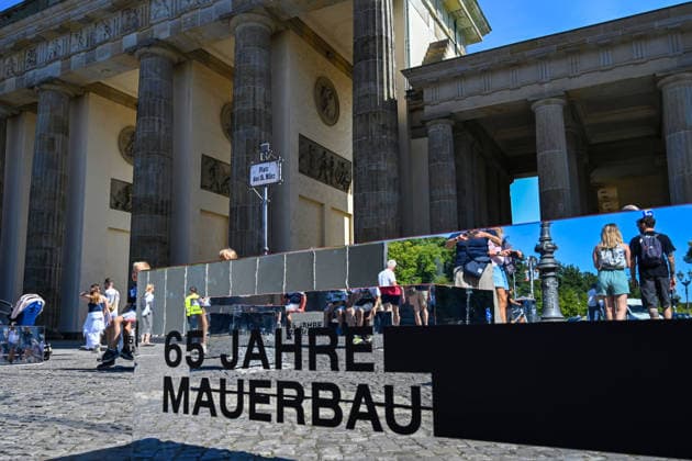 Geschichte Deutsche Teilung Grenze Mauerbau Gedenken Tourismus Reisen 13.08.2026 Berlin Brandenburger Tor 65 Jahre Mauerbau Temporärer Erinnerungsort mit Installationen von Ausstellungen Eine 30 Meter lange Installation , wo einst die Mauer verlief , macht die räumliche Präsenz der ehemaligen Grenze sichtbar und erfahrbar. Künstler Hubertus Hamm Berlin Brandenburger Tor GER *** History: German Division, Border, Construction of the Wall, Commemoration, Tourism, Travel, August 13, 2026, Berlin, Brandenburg Gate, 65th Anniversary of the Construction of the Wall, Temporary Memorial Site with Installations and Exhibitions: A 30-meter-long installation, located where the Wall once stood, makes the physical presence of the former border v
