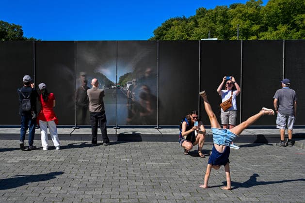 Geschichte Deutsche Teilung Grenze Mauerbau Gedenken Tourismus Reisen 13.08.2026 Berlin Brandenburger Tor 65 Jahre Mauerbau Temporärer Erinnerungsort mit Installationen von Ausstellungen Eine 30 Meter lange Installation , wo einst die Mauer verlief , macht die räumliche Präsenz der ehemaligen Grenze sichtbar und erfahrbar. Künstler Hubertus Hamm Berlin Brandenburger Tor GER *** History: German Division, Border, Construction of the Wall, Commemoration, Tourism, Travel, August 13, 2026, Berlin, Brandenburg Gate, 65th Anniversary of the Construction of the Wall, Temporary Memorial Site with Installations and Exhibitions: A 30-meter-long installation, located where the Wall once stood, makes the physical presence of the former border v