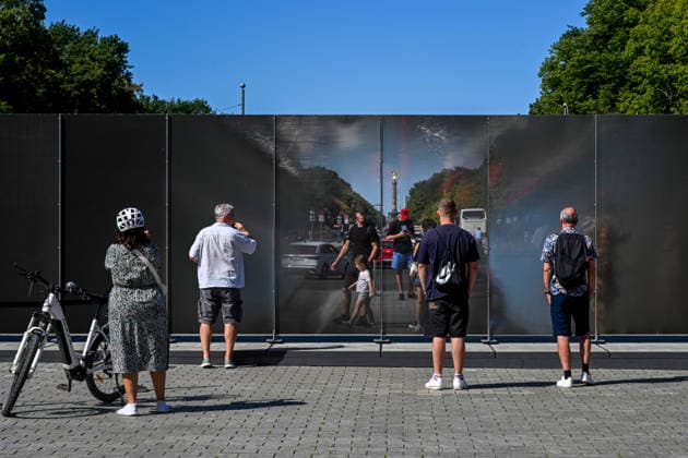 Geschichte Deutsche Teilung Grenze Mauerbau Gedenken Tourismus Reisen 13.08.2026 Berlin Brandenburger Tor 65 Jahre Mauerbau Temporärer Erinnerungsort mit Installationen von Ausstellungen Eine 30 Meter lange Installation , wo einst die Mauer verlief , macht die räumliche Präsenz der ehemaligen Grenze sichtbar und erfahrbar. Künstler Hubertus Hamm Berlin Brandenburger Tor GER *** History: German Division, Border, Construction of the Wall, Commemoration, Tourism, Travel, August 13, 2026, Berlin, Brandenburg Gate, 65th Anniversary of the Construction of the Wall, Temporary Memorial Site with Installations and Exhibitions: A 30-meter-long installation, located where the Wall once stood, makes the physical presence of the former border v