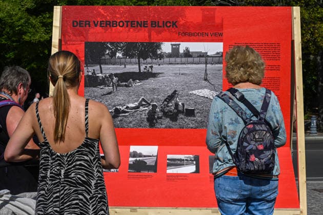 Geschichte Deutsche Teilung Grenze Mauerbau Gedenken Tourismus Reisen 13.08.2026 Berlin Brandenburger Tor 65 Jahre Mauerbau Temporärer Erinnerungsort mit Installationen von Ausstellungen Eine 30 Meter lange Installation , wo einst die Mauer verlief , macht die räumliche Präsenz der ehemaligen Grenze sichtbar und erfahrbar. Künstler Hubertus Hamm Berlin Brandenburger Tor GER *** History: German Division, Border, Construction of the Wall, Commemoration, Tourism, Travel, August 13, 2026, Berlin, Brandenburg Gate, 65th Anniversary of the Construction of the Wall, Temporary Memorial Site with Installations and Exhibitions: A 30-meter-long installation, located where the Wall once stood, makes the physical presence of the former border v
