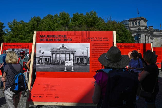 Geschichte Deutsche Teilung Grenze Mauerbau Gedenken Tourismus Reisen 13.08.2026 Berlin Brandenburger Tor 65 Jahre Mauerbau Temporärer Erinnerungsort mit Installationen von Ausstellungen Eine 30 Meter lange Installation , wo einst die Mauer verlief , macht die räumliche Präsenz der ehemaligen Grenze sichtbar und erfahrbar. Künstler Hubertus Hamm Berlin Brandenburger Tor GER *** History: German Division, Border, Construction of the Wall, Commemoration, Tourism, Travel, August 13, 2026, Berlin, Brandenburg Gate, 65th Anniversary of the Construction of the Wall, Temporary Memorial Site with Installations and Exhibitions: A 30-meter-long installation, located where the Wall once stood, makes the physical presence of the former border v