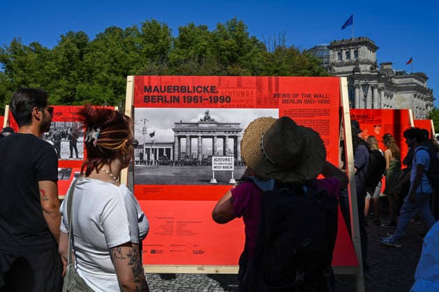 Geschichte Deutsche Teilung Grenze Mauerbau Gedenken Tourismus Reisen 13.08.2026 Berlin Brandenburger Tor 65 Jahre Mauerbau Temporärer Erinnerungsort mit Installationen von Ausstellungen Eine 30 Meter lange Installation , wo einst die Mauer verlief , macht die räumliche Präsenz der ehemaligen Grenze sichtbar und erfahrbar. Künstler Hubertus Hamm Berlin Brandenburger Tor GER *** History: German Division, Border, Construction of the Wall, Commemoration, Tourism, Travel, August 13, 2026, Berlin, Brandenburg Gate, 65th Anniversary of the Construction of the Wall, Temporary Memorial Site with Installations and Exhibitions: A 30-meter-long installation, located where the Wall once stood, makes the physical presence of the former border v