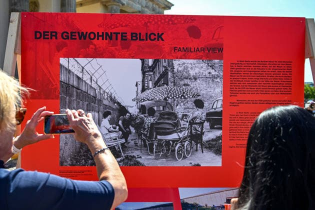 Geschichte Deutsche Teilung Grenze Mauerbau Gedenken Tourismus Reisen 13.08.2026 Berlin Brandenburger Tor 65 Jahre Mauerbau Temporärer Erinnerungsort mit Installationen von Ausstellungen Eine 30 Meter lange Installation , wo einst die Mauer verlief , macht die räumliche Präsenz der ehemaligen Grenze sichtbar und erfahrbar. Künstler Hubertus Hamm Berlin Brandenburger Tor GER *** History: German Division, Border, Construction of the Wall, Commemoration, Tourism, Travel, August 13, 2026, Berlin, Brandenburg Gate, 65th Anniversary of the Construction of the Wall, Temporary Memorial Site with Installations and Exhibitions: A 30-meter-long installation, located where the Wall once stood, makes the physical presence of the former border v