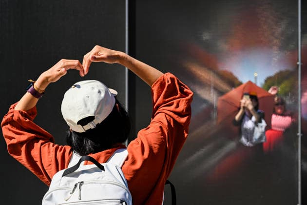 Geschichte Deutsche Teilung Grenze Mauerbau Gedenken Tourismus Reisen 13.08.2026 Berlin Brandenburger Tor 65 Jahre Mauerbau Temporärer Erinnerungsort mit Installationen von Ausstellungen Eine 30 Meter lange Installation , wo einst die Mauer verlief , macht die räumliche Präsenz der ehemaligen Grenze sichtbar und erfahrbar. Künstler Hubertus Hamm Berlin Brandenburger Tor GER *** History: German Division, Border, Construction of the Wall, Commemoration, Tourism, Travel, August 13, 2026, Berlin, Brandenburg Gate, 65th Anniversary of the Construction of the Wall, Temporary Memorial Site with Installations and Exhibitions: A 30-meter-long installation, located where the Wall once stood, makes the physical presence of the former border v