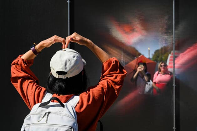 Geschichte Deutsche Teilung Grenze Mauerbau Gedenken Tourismus Reisen 13.08.2026 Berlin Brandenburger Tor 65 Jahre Mauerbau Temporärer Erinnerungsort mit Installationen von Ausstellungen Eine 30 Meter lange Installation , wo einst die Mauer verlief , macht die räumliche Präsenz der ehemaligen Grenze sichtbar und erfahrbar. Künstler Hubertus Hamm Berlin Brandenburger Tor GER *** History: German Division, Border, Construction of the Wall, Commemoration, Tourism, Travel, August 13, 2026, Berlin, Brandenburg Gate, 65th Anniversary of the Construction of the Wall, Temporary Memorial Site with Installations and Exhibitions: A 30-meter-long installation, located where the Wall once stood, makes the physical presence of the former border v