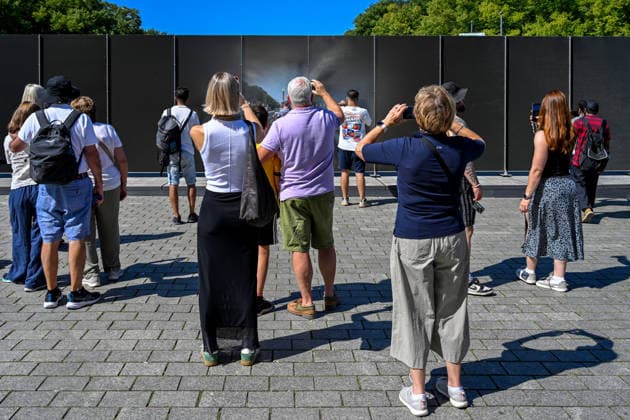 Geschichte Deutsche Teilung Grenze Mauerbau Gedenken Tourismus Reisen 13.08.2026 Berlin Brandenburger Tor 65 Jahre Mauerbau Temporärer Erinnerungsort mit Installationen von Ausstellungen Eine 30 Meter lange Installation , wo einst die Mauer verlief , macht die räumliche Präsenz der ehemaligen Grenze sichtbar und erfahrbar. Künstler Hubertus Hamm Berlin Brandenburger Tor GER *** History: German Division, Border, Construction of the Wall, Commemoration, Tourism, Travel, August 13, 2026, Berlin, Brandenburg Gate, 65th Anniversary of the Construction of the Wall, Temporary Memorial Site with Installations and Exhibitions: A 30-meter-long installation, located where the Wall once stood, makes the physical presence of the former border v