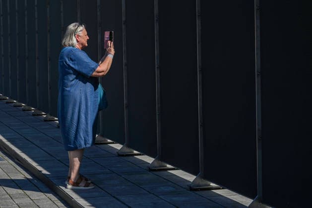 Geschichte Deutsche Teilung Grenze Mauerbau Gedenken Tourismus Reisen 13.08.2026 Berlin Brandenburger Tor 65 Jahre Mauerbau Temporärer Erinnerungsort mit Installationen von Ausstellungen Eine 30 Meter lange Installation , wo einst die Mauer verlief , macht die räumliche Präsenz der ehemaligen Grenze sichtbar und erfahrbar. Künstler Hubertus Hamm Berlin Brandenburger Tor GER *** History: German Division, Border, Construction of the Wall, Commemoration, Tourism, Travel, August 13, 2026, Berlin, Brandenburg Gate, 65th Anniversary of the Construction of the Wall, Temporary Memorial Site with Installations and Exhibitions: A 30-meter-long installation, located where the Wall once stood, makes the physical presence of the former border v