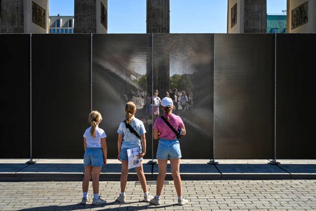 Geschichte Deutsche Teilung Grenze Mauerbau Gedenken Tourismus Reisen 13.08.2026 Berlin Brandenburger Tor 65 Jahre Mauerbau Temporärer Erinnerungsort mit Installationen von Ausstellungen Eine 30 Meter lange Installation , wo einst die Mauer verlief , macht die räumliche Präsenz der ehemaligen Grenze sichtbar und erfahrbar. Künstler Hubertus Hamm Berlin Brandenburger Tor GER *** History: German Division, Border, Construction of the Wall, Commemoration, Tourism, Travel, August 13, 2026, Berlin, Brandenburg Gate, 65th Anniversary of the Construction of the Wall, Temporary Memorial Site with Installations and Exhibitions: A 30-meter-long installation, located where the Wall once stood, makes the physical presence of the former border v