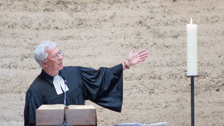 Thomas Jeutner, Pfarrer an der Kapelle der Versöhnung, während seiner Begrüßungsrede;65. Jahrestag Bau der Berliner Mauer Gedenkveranstaltung am 13. August 2026 Kapelle der Versöhnung Gedenkstätte Berliner Mauer, Berlin Berlin Deutschland Gedenkstätte Berliner Mauer, Ka *** Thomas Jeutner, pastor at the Chapel of Reconciliation, during his welcoming remarks at the 65th anniversary commemoration of the construction of the Berlin Wall on August 13, 2026, at the Chapel of Reconciliation, Berlin Wall Memorial, Berlin, Germany; Berlin Wall Memorial, Ka