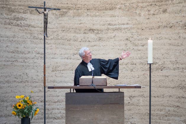 Thomas Jeutner, Pfarrer an der Kapelle der Versöhnung, während seiner Begrüßungsrede;65. Jahrestag Bau der Berliner Mauer Gedenkveranstaltung am 13. August 2026 Kapelle der Versöhnung Gedenkstätte Berliner Mauer, Berlin Berlin Deutschland Gedenkstätte Berliner Mauer, Ka *** Thomas Jeutner, pastor at the Chapel of Reconciliation, during his welcoming remarks at the 65th anniversary commemoration of the construction of the Berlin Wall on August 13, 2026, at the Chapel of Reconciliation, Berlin Wall Memorial, Berlin, Germany; Berlin Wall Memorial, Ka