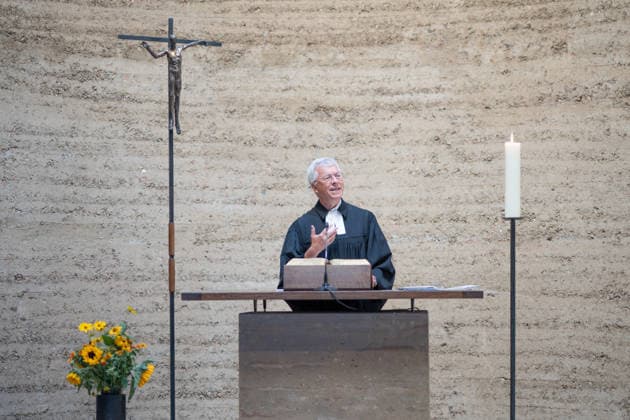 Thomas Jeutner, Pfarrer an der Kapelle der Versöhnung, während seiner Begrüßungsrede;65. Jahrestag Bau der Berliner Mauer Gedenkveranstaltung am 13. August 2026 Kapelle der Versöhnung Gedenkstätte Berliner Mauer, Berlin Berlin Deutschland Gedenkstätte Berliner Mauer, Ka *** Thomas Jeutner, pastor at the Chapel of Reconciliation, during his welcoming remarks at the 65th anniversary commemoration of the construction of the Berlin Wall on August 13, 2026, at the Chapel of Reconciliation, Berlin Wall Memorial, Berlin, Germany; Berlin Wall Memorial, Ka