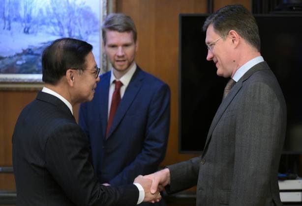 Russia Thailand 9221552 13.08.2026 Russian Deputy Prime Minister Alexander Novak and Thai Deputy Prime Minister and Foreign Minister Sihasak Phuangketkeow, left, shake hands during a meeting on trade and economic cooperation between two countries in Moscow, Russia. Vladimir Astapkovich Sputnik Moscow Russia  Copyright: xVladimirxAstapkovichx