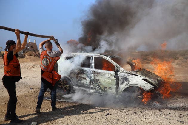 Aftermath Of Israeli Airstrike In Gaza, Palestine Civil defense personnel and displaced Palestinians work to extinguish a fire from a vehicle at the site of an Israeli strike in Gaza City, on August 13, 2026. Gaza Palestine  Copyright: xMajdixFathix originalFilename: fathi-notitle260813_npljN.jpg