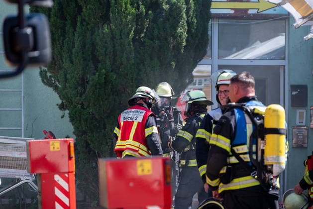Verpuffung mit explosionsartiger Druckwirkung und Folgebrand in Bistro in Mainz-Mombach Am Donnerstag, dem 13. August 2026, kam es gegen 13:45 Uhr in einem Bistro in Mainz-Mombach im Bereich der Hauptstraße auf Höhe der Nestlestraße und Weidstraße zu einer Verpuffung mit explosionsartiger Druckwirkung und anschließendem Brand. Nach Angaben der Feuerwehr Mainz ereignete sich die Verpuffung in einem Nebenraum des Restaurants. Durch die Druckwirkung wurde ein Fenster zerstört, zudem stürzte eine Wand ein. Die Feuerwehr löschte den Brand und war mit mehreren Einsatzfahrzeugen vor Ort. Auch Rettungsdienst und Polizei waren im Einsatz. Eine zeitweise betreute Person blieb unverletzt, weitere Verletzte gab es nach Angaben der Feuerwehr nic