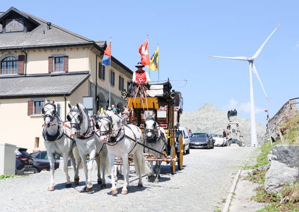 13.08.2026 Schweiz Nostalgie Postkutsche. BGotthardpost, Historische Postkutschenfahrt von Andermatt ueber den Gotthardpass ueber die Tremolastrasse nach Airolo .Bild ; Ankunft auf dem Gotthardpass, *** August 13, 2026 Switzerland Nostalgia Stagecoach BGotthardpost, Historic stagecoach ride from Andermatt over the Gotthard Pass via the Tremola Road to Airolo Photo: Arrival at the Gotthard Pass, 