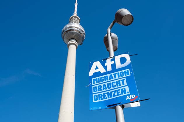 12.08.2026, Berlin, Deutschland, Europa - Ein Wahlplakat der rechtspopulistischen AfD (Alternative fuer Deutschland) fuer die anstehende Wahl zum 20. Abgeordnetenhaus von Berlin und den Bezirksverordnetenversammlungen am 20. September 2026, wirbt an einem Laternenmast am Berliner Alexanderplatz mit dem Wahlspruch Migration Braucht Grenzen. . *** August 12, 2026, Berlin, Germany, Europe: An election poster for the right-wing populist AfD (Alternative for Germany) party, promoting the upcoming election for the 20th Berlin House of Representatives and the district councils on September 20, 2026, is displayed on a lamppost at Berlin’s Alexanderplatz with the slogan Migration Needs Borders.