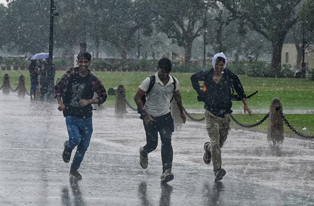 Heavy rain lashes parts of the National Capital New Delhi, Aug 13 (ANI): Visitors make their way through heavy rainfall near India Gate, in New Delhi on Thursday. New Delhi Delhi India Copyright: xANIx ANI_20260813305