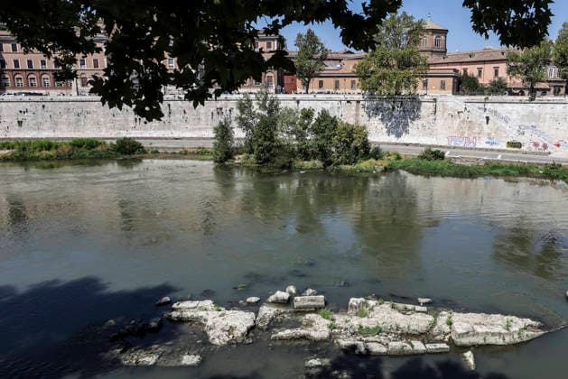 August 13, 2026, Rome, Italia, Italy: The water level of the Tiber River near Castel Sant Angelo drops due to intense heat waves, Rome 13 08 2026 Rome Italy  - ZUMAa289 20260813_zia_a289_059 Copyright: xFrancescoxFotiax xAgfx