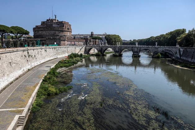 August 13, 2026, Rome, Italia, Italy: The water level of the Tiber River near Castel Sant Angelo drops due to intense heat waves, Rome 13 08 2026 Rome Italy  - ZUMAa289 20260813_zia_a289_066 Copyright: xFrancescoxFotiax xAgfx