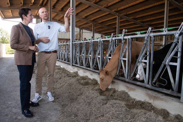 Landwirt Heiner KEIL im Gespraech mit Silke GORISSEN, Gorißen, CDU, Ministerin fuer Landwirtschaft und Verbraucherschutz des Landes Nordrhein-Westfalen, vor einem Stall mit Rindern, Silke GORISSEN, GorißÂüen, CDU, Ministerin fuer Landwirtschaft und Verbraucherschutz des Landes Nordrhein-Westfalen, besucht auf ihrer NRW-is(s)t-gut-Tour den Hof Keil in Reken, 13.08.2026. *** Farmer Heiner KEIL in conversation with Silke GORISSEN, Gorißen, CDU, Minister of Agriculture and Consumer Protection for the State of North Rhine-Westphalia, in front of a barn with cattle, Silke GORISSEN, Gorißen, CDU, Minister of Agriculture and Consumer Protection for the State of North Rhine-Westphalia, visits the Keil farm in Reken as part of her NRW is gut t