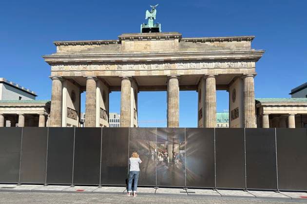 13.08.2026, 65. Jahrestag des Mauerbau in Berlin, am Brandburger Tor wurde ein künstliche lichtdurchlässige Wand als Symbol der Teilung Deutschland temporär aufgebaut, Installation, Berlin Deutschland, Germany *** August 13, 2026, 65th anniversary of the construction of the Berlin Wall; a temporary, artificial, translucent wall was erected at the Brandenburg Gate as a symbol of Germany s division; installation, Berlin, Germany