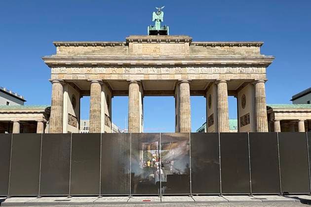 13.08.2026, 65. Jahrestag des Mauerbau in Berlin, am Brandburger Tor wurde ein künstliche lichtdurchlässige Wand als Symbol der Teilung Deutschland temporär aufgebaut, Installation, Berlin Deutschland, Germany *** August 13, 2026, 65th anniversary of the construction of the Berlin Wall; a temporary, artificial, translucent wall was erected at the Brandenburg Gate as a symbol of Germany s division; installation, Berlin, Germany