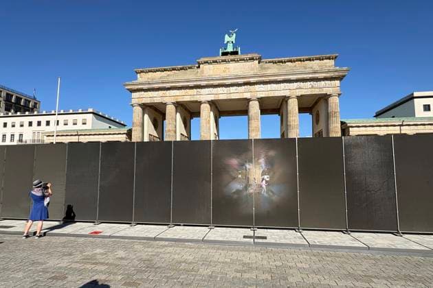13.08.2026, 65. Jahrestag des Mauerbau in Berlin, am Brandburger Tor wurde ein künstliche lichtdurchlässige Wand als Symbol der Teilung Deutschland temporär aufgebaut, Installation, Berlin Deutschland, Germany *** August 13, 2026, 65th anniversary of the construction of the Berlin Wall; a temporary, artificial, translucent wall was erected at the Brandenburg Gate as a symbol of Germany s division; installation, Berlin, Germany