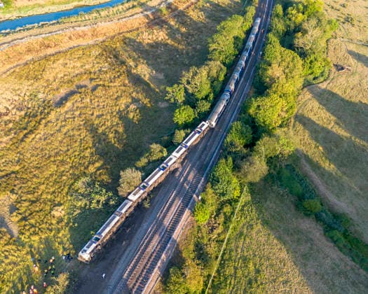 August 13, 2026, Lewes, East Sussex, UK: Lewes, UK. An aerial view of a derailed train in Lewes. Emergency services at the scene where a train has derailed between Cooksbridge and Lewes in East Sussex, England Lewes UK  - ZUMAl94_ 20260813_zaf_l94_053 Copyright: xMarcinxNowakx