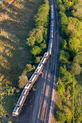 August 13, 2026, Lewes, East Sussex, UK: Lewes, UK. An aerial view of a derailed train in Lewes. Emergency services at the scene where a train has derailed between Cooksbridge and Lewes in East Sussex, England Lewes UK  - ZUMAl94_ 20260813_zaf_l94_056 Copyright: xMarcinxNowakx