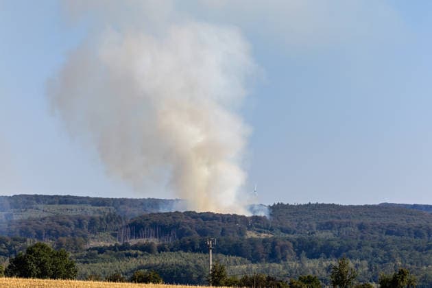 Waldbrand Möhnesee Seit 15:00 Uhr bekämpfen die Einsatzkräfte von Feuerwehr, Rettungsdienst, Hilfsorganisationen und Polizei aus dem gesamten Kreisgebiet einen Waldbrand am Möhnesee im Bereich Grüne Hoffnung - Wilhelmsruh. Aktuell sind rund 300 Einsatzkräfte im Einsatz. Das Feuer hat sich bereits auf eine Fläche von rund 44.000 mÂ² ausgebreitet und ist weiterhin dynamisch. Weitere Einsatzkräfte und Spezialgerät von Wald und Holz NRW sind noch auf der Anfahrt. Aufgrund des Brandes kann es im Bereich des Arnsberger Waldes, in der Soester Börde und in Teilbereichen des Hochsauerlandkreises zu Geruchsbelästigungen kommen. Möhnesee Naturpark Möhnesee-Havesse Nordrhein-Westfalen Deutschland *** Möhnesee Forest Fire Since 15:00, emerg