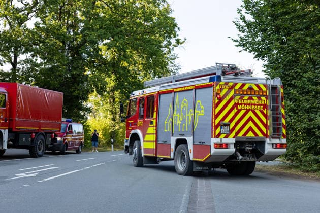 Waldbrand Möhnesee Seit 15:00 Uhr bekämpfen die Einsatzkräfte von Feuerwehr, Rettungsdienst, Hilfsorganisationen und Polizei aus dem gesamten Kreisgebiet einen Waldbrand am Möhnesee im Bereich Grüne Hoffnung - Wilhelmsruh. Aktuell sind rund 300 Einsatzkräfte im Einsatz. Das Feuer hat sich bereits auf eine Fläche von rund 44.000 mÂ² ausgebreitet und ist weiterhin dynamisch. Weitere Einsatzkräfte und Spezialgerät von Wald und Holz NRW sind noch auf der Anfahrt. Aufgrund des Brandes kann es im Bereich des Arnsberger Waldes, in der Soester Börde und in Teilbereichen des Hochsauerlandkreises zu Geruchsbelästigungen kommen. Möhnesee Naturpark Möhnesee-Havesse Nordrhein-Westfalen Deutschland *** Möhnesee Forest Fire Since 15:00, emerg