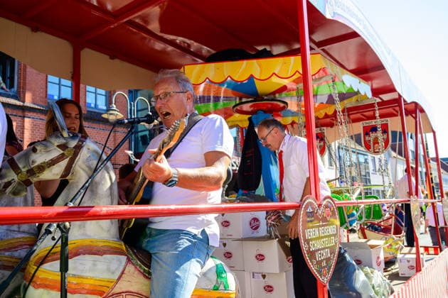 728. Vechtaer Stoppelmarkt eröffnet 13.08.2026, Stoppelmarkt, Vechta, 728. Vechtaer Stoppelmarkt eröffnet, im Bild Kristian Kater (Bürgermeister Stadt Vechta (SPD)) und die Niedersächsische Botschafterin für Digitalisierung Silke Müller eröffneten am Donnerstagabend 13.08.26 den 728. Stoppelmarkt in der Nachbarkreisstadt Vechta. Vor der Eröffnung gab es im Rathaus einen Empfang für geladene Gäste, bevor sich der Festumzug mit mehr als 70 Wagen und Gruppen durch die Innenstadt und die Ehrengäste in der Kutsche zur Westerheide begaben. Hier eröffneten Kater und Müller den 728. Stoppelmarkt. Im Anschluss gab es den traditionellen Bieranstich im Festzelt Kombinat. Das Highlight war an diesem Abend, dass Kristian Kater (Bürge Copyright: xnordphotoxGmbHx xKFOTOx