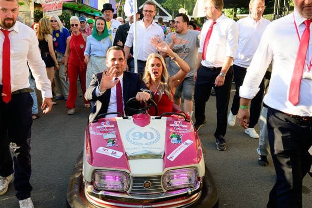 728. Vechtaer Stoppelmarkt eröffnet 13.08.2026, Stoppelmarkt, Vechta, 728. Vechtaer Stoppelmarkt eröffnet, im Bild Kristian Kater (Bürgermeister Stadt Vechta (SPD)) und die Niedersächsische Botschafterin für Digitalisierung Silke Müller eröffneten am Donnerstagabend 13.08.26 den 728. Stoppelmarkt in der Nachbarkreisstadt Vechta. Vor der Eröffnung gab es im Rathaus einen Empfang für geladene Gäste, bevor sich der Festumzug mit mehr als 70 Wagen und Gruppen durch die Innenstadt und die Ehrengäste in der Kutsche zur Westerheide begaben. Hier eröffneten Kater und Müller den 728. Stoppelmarkt. Im Anschluss gab es den traditionellen Bieranstich im Festzelt Kombinat. Das Highlight war an diesem Abend, dass Kristian Kater (Bürge Copyright: xnordphotoxGmbHx xKFOTOx