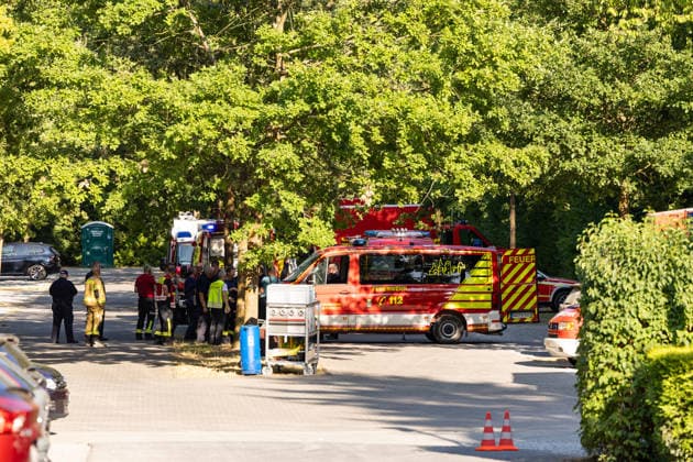 Waldbrand Möhnesee Seit 15:00 Uhr bekämpfen die Einsatzkräfte von Feuerwehr, Rettungsdienst, Hilfsorganisationen und Polizei aus dem gesamten Kreisgebiet einen Waldbrand am Möhnesee im Bereich Grüne Hoffnung - Wilhelmsruh. Aktuell sind rund 300 Einsatzkräfte im Einsatz. Das Feuer hat sich bereits auf eine Fläche von rund 44.000 mÂ² ausgebreitet und ist weiterhin dynamisch. Weitere Einsatzkräfte und Spezialgerät von Wald und Holz NRW sind noch auf der Anfahrt. Aufgrund des Brandes kann es im Bereich des Arnsberger Waldes, in der Soester Börde und in Teilbereichen des Hochsauerlandkreises zu Geruchsbelästigungen kommen. Möhnesee Naturpark Möhnesee-Havesse Nordrhein-Westfalen Deutschland *** Möhnesee Forest Fire Since 15:00, emerg