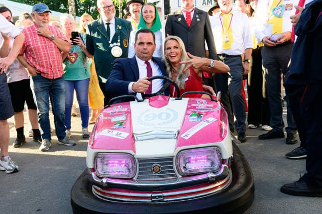 728. Vechtaer Stoppelmarkt eröffnet 13.08.2026, Stoppelmarkt, Vechta, 728. Vechtaer Stoppelmarkt eröffnet, im Bild Kristian Kater (Bürgermeister Stadt Vechta (SPD)) und die Niedersächsische Botschafterin für Digitalisierung Silke Müller eröffneten am Donnerstagabend 13.08.26 den 728. Stoppelmarkt in der Nachbarkreisstadt Vechta. Vor der Eröffnung gab es im Rathaus einen Empfang für geladene Gäste, bevor sich der Festumzug mit mehr als 70 Wagen und Gruppen durch die Innenstadt und die Ehrengäste in der Kutsche zur Westerheide begaben. Hier eröffneten Kater und Müller den 728. Stoppelmarkt. Im Anschluss gab es den traditionellen Bieranstich im Festzelt Kombinat. Das Highlight war an diesem Abend, dass Kristian Kater (Bürge Copyright: xnordphotoxGmbHx xKFOTOx
